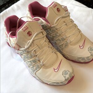 Nike Shox Women's Cream and Pink Athletic Shoes size 9